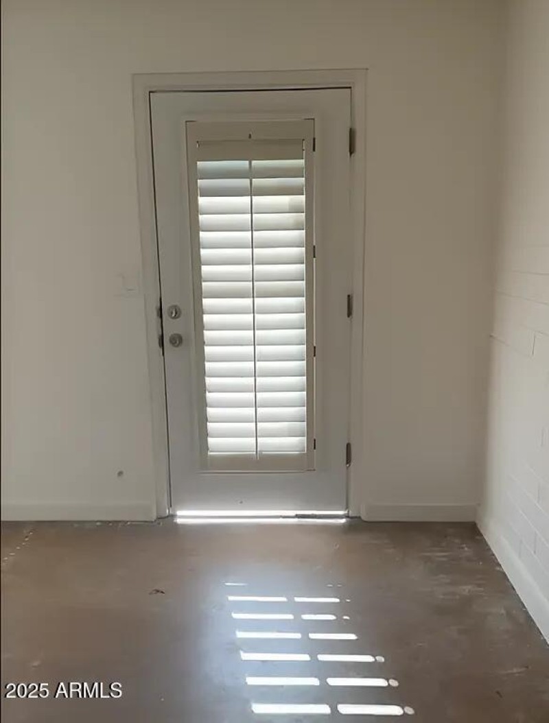 740 E Maryland 3 - Living area