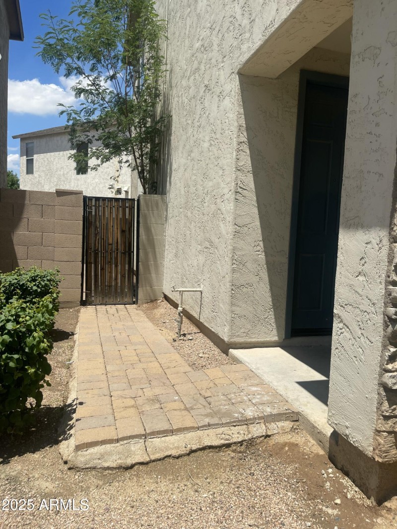 Side Gate