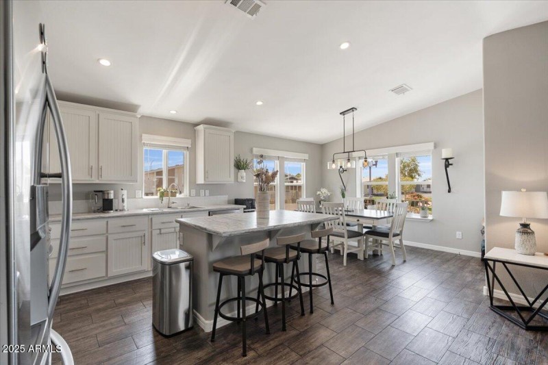 Kitchen & Dining