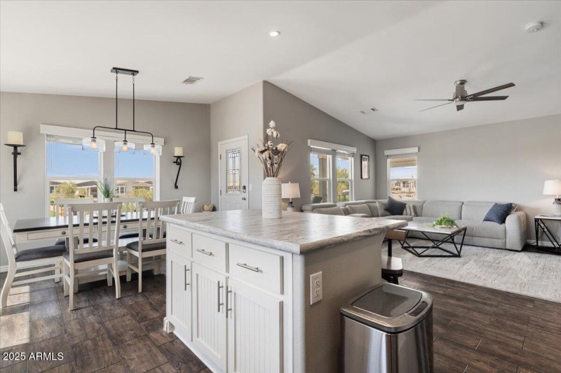 Kitchen & Dining