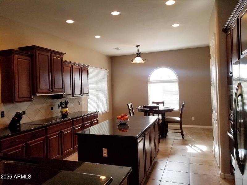 26824 W Potter Dr - eat in kitchen and i