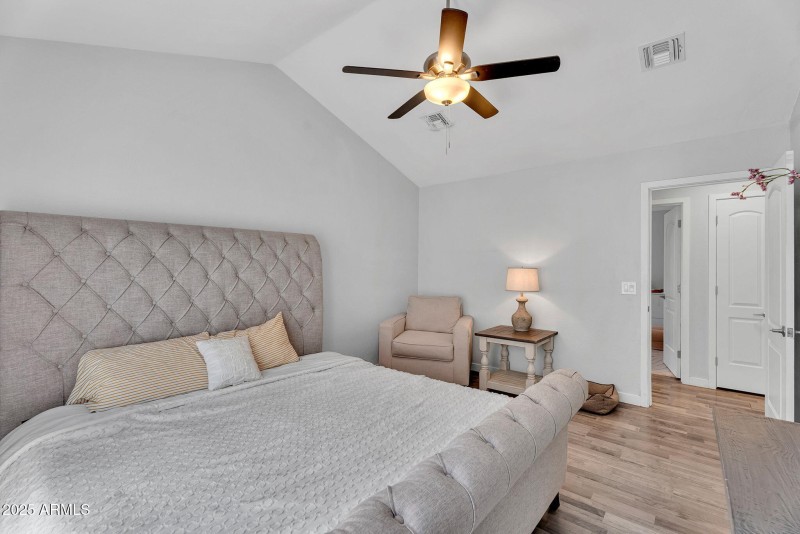 18-web-or-mls-1510 E Commerce Ave-20