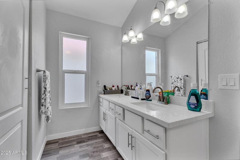 20-web-or-mls-1510 E Commerce Ave-22