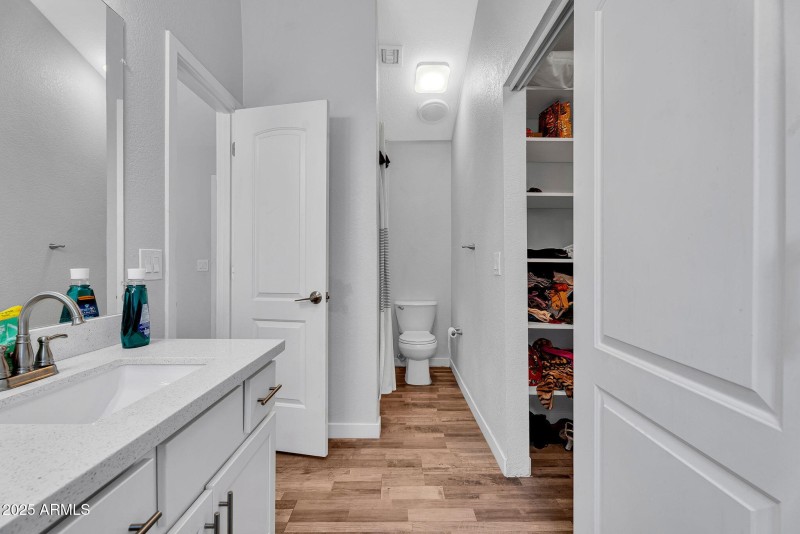 22-web-or-mls-1510 E Commerce Ave-24