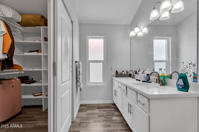 23-web-or-mls-1510 E Commerce Ave-23