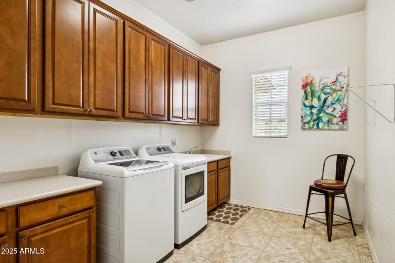 Spacious LR w/Sink and Cabinets