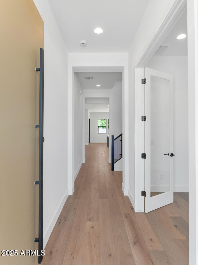 6722 N 9th Dr-large-008-037-6722 N 9th D