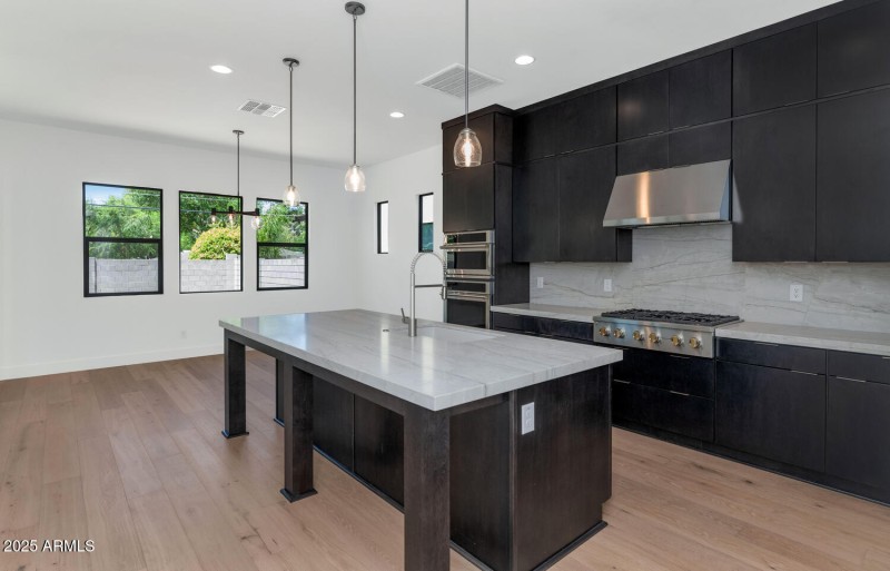 6722 N 9th Dr-large-016-031-6722 N 9th D