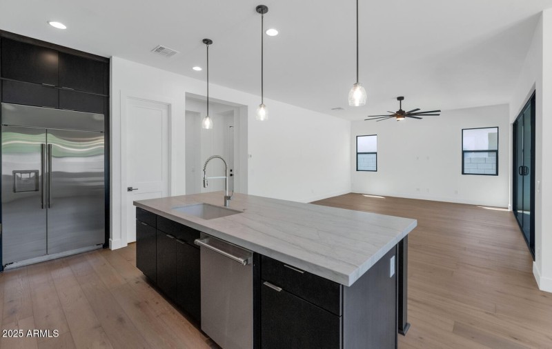 6722 N 9th Dr-large-020-017-6722 N 9th D