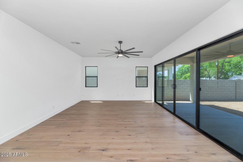 6722 N 9th Dr-large-022-011-6722 N 9th D