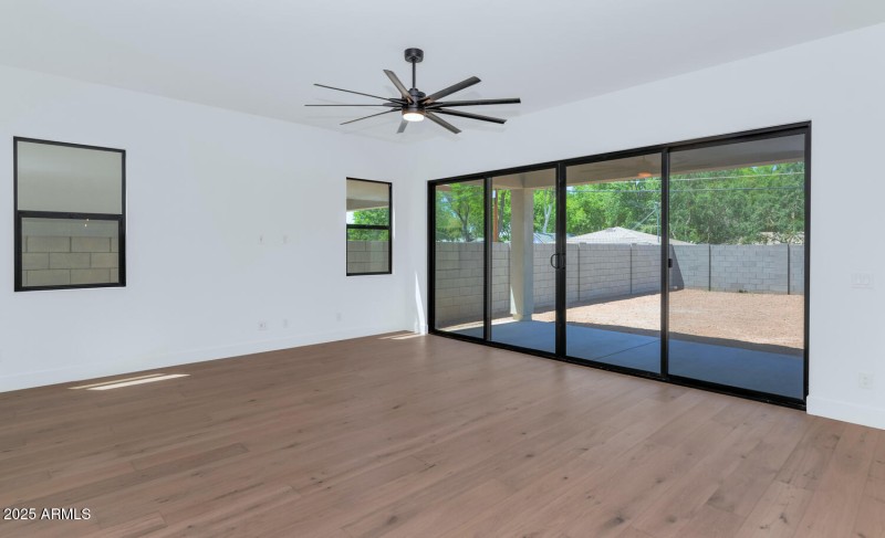 6722 N 9th Dr-large-024-013-6722 N 9th D
