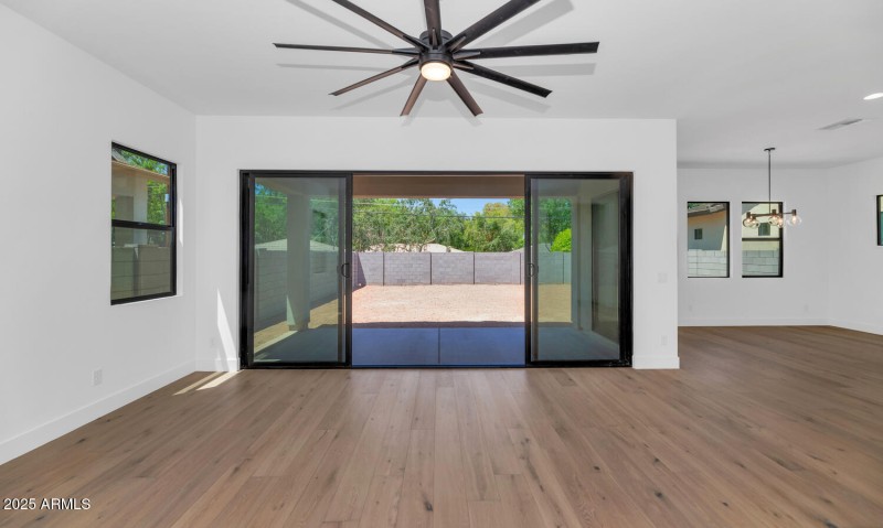 6722 N 9th Dr-large-025-016-6722 N 9th D