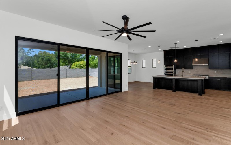 6722 N 9th Dr-large-026-023-6722 N 9th D