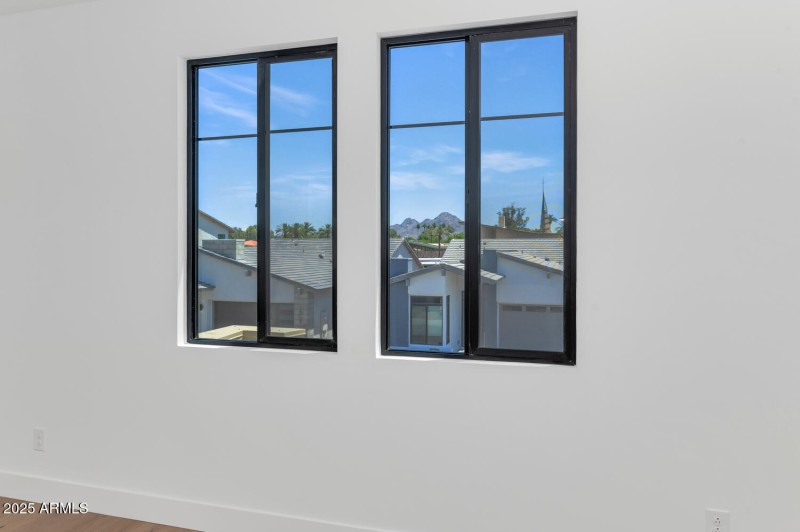 6722 N 9th Dr-large-030-046-6722 N 9th D