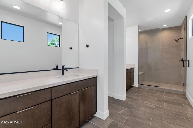 6722 N 9th Dr-large-035-040-6722 N 9th D