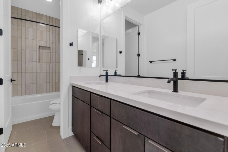 6722 N 9th Dr-large-038-042-6722 N 9th D