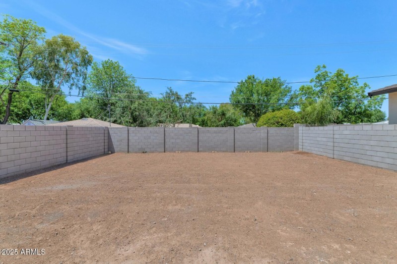6722 N 9th Dr-large-047-034-6722 N 9th D