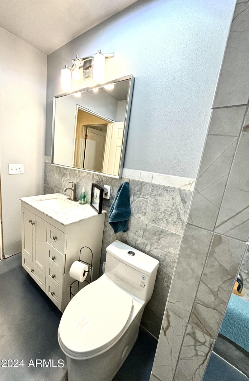 241 W 3rd Vanity