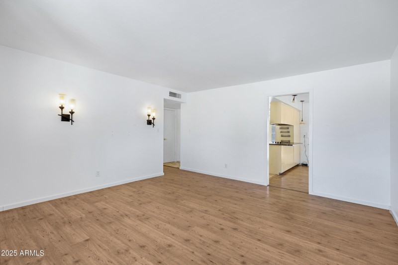 1215 E Geneva Dr-7
