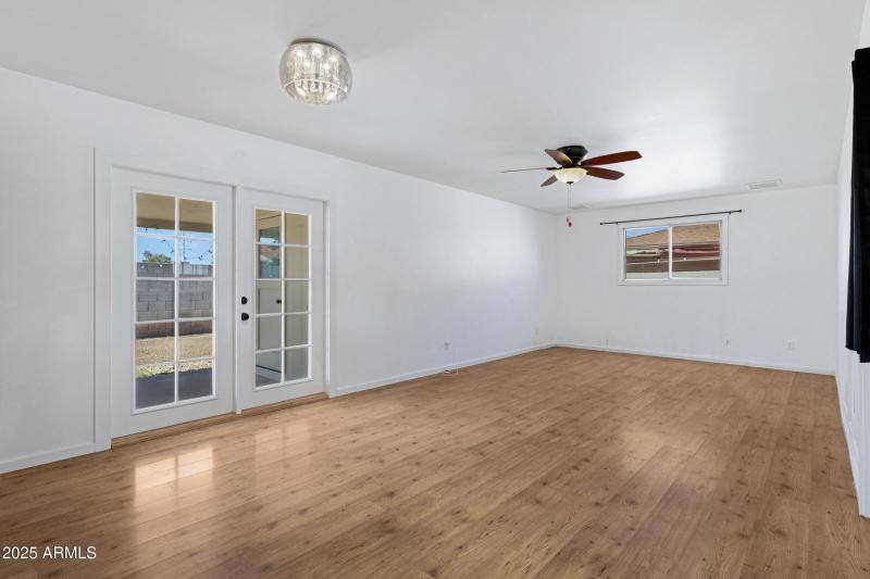 1215 E Geneva Dr-9