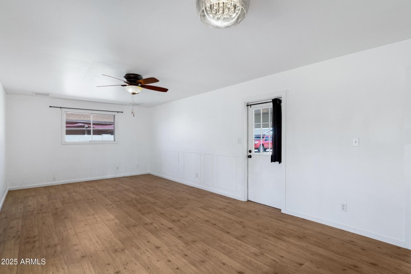 1215 E Geneva Dr-10