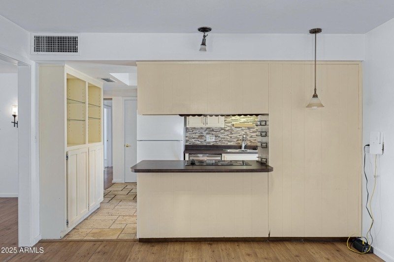 1215 E Geneva Dr-11