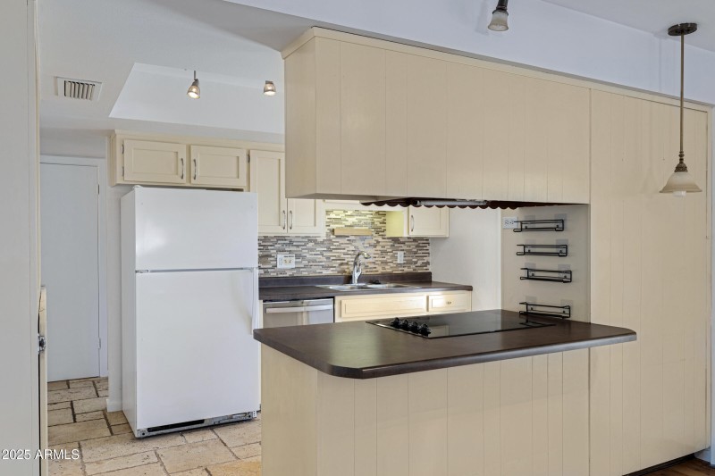 1215 E Geneva Dr-12