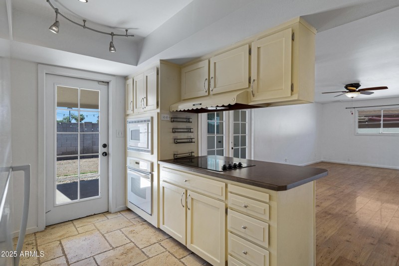 1215 E Geneva Dr-14