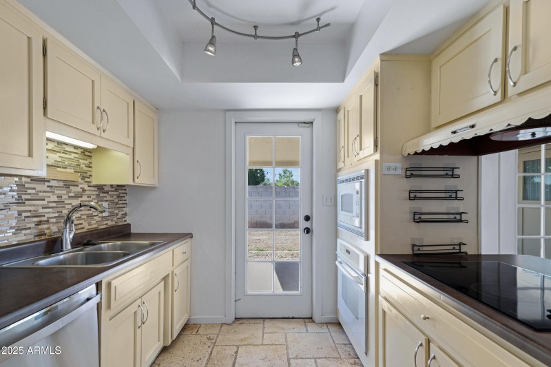 1215 E Geneva Dr-15