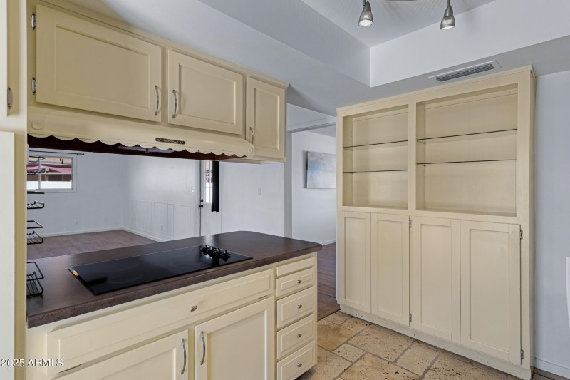 1215 E Geneva Dr-16