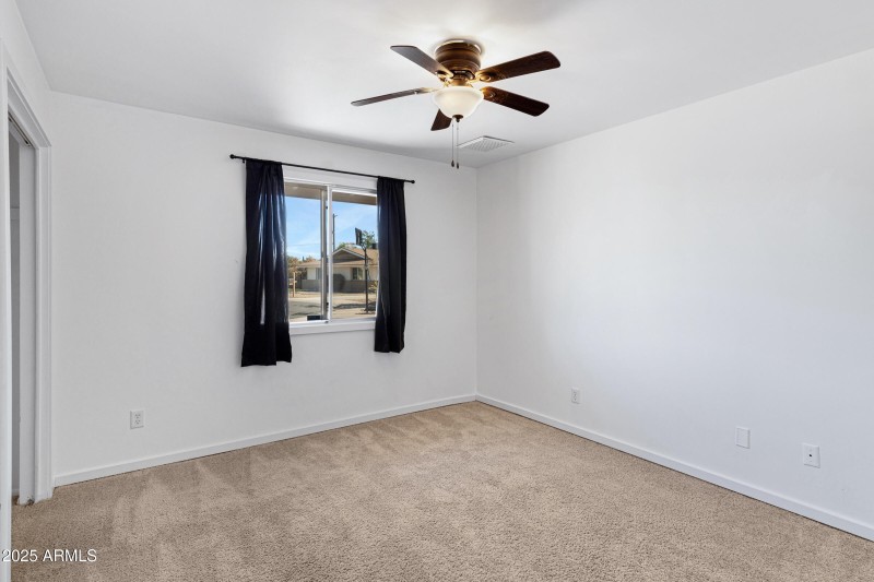 1215 E Geneva Dr-19