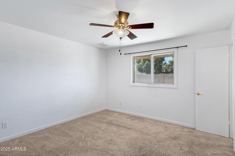 1215 E Geneva Dr-21