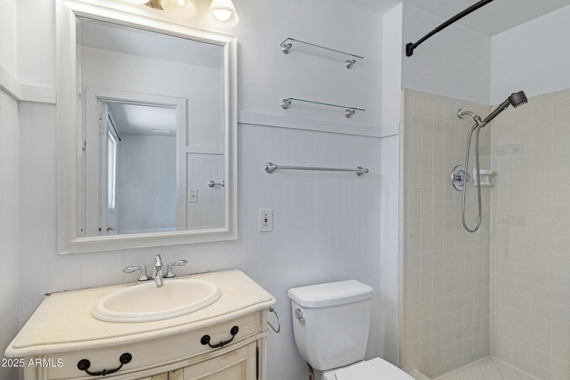 1215 E Geneva Dr-24