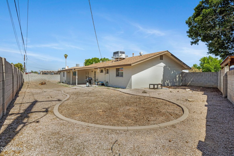 1215 E Geneva Dr-25