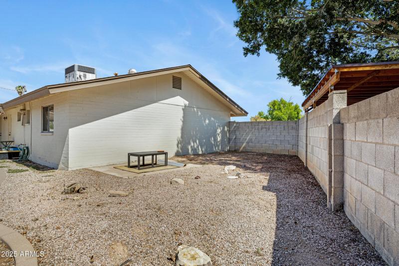 1215 E Geneva Dr-26