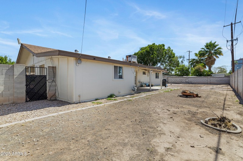 1215 E Geneva Dr-27