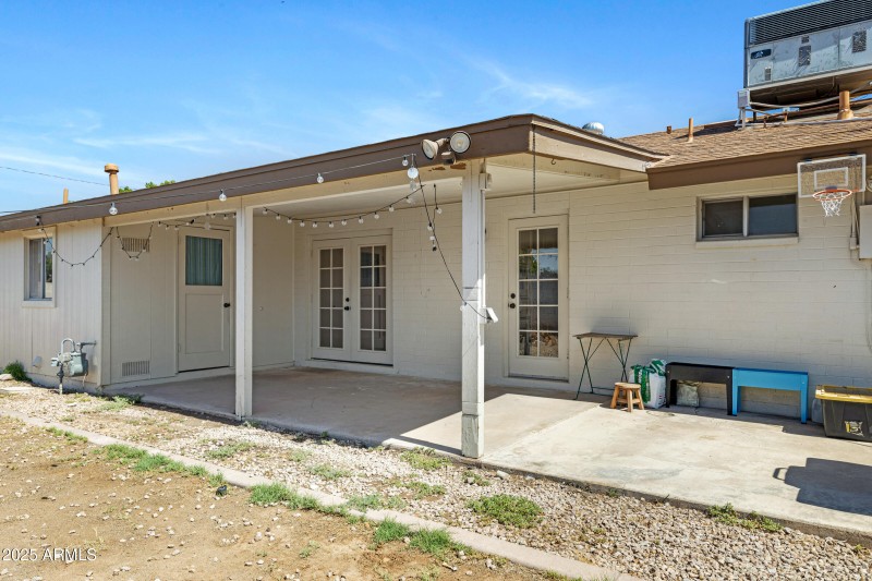 1215 E Geneva Dr-29