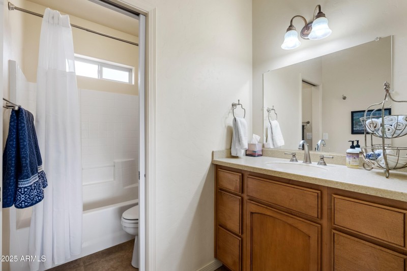 027_2nd Suite Bathroom