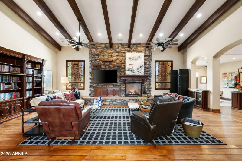 19-Living Room (1)