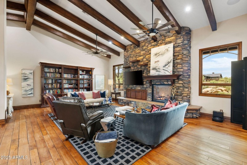 20-Living Room (2)