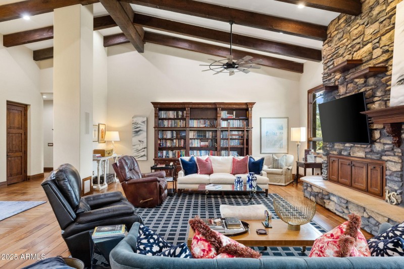 21-Living Room (3)