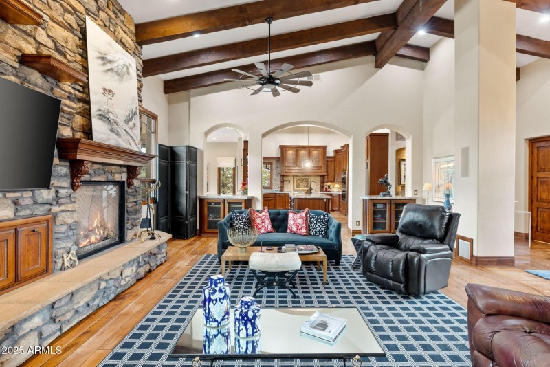 24-Living Room (6)