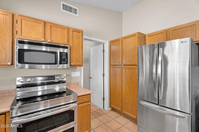 18-web-or-mls-1307 E Galvin-17