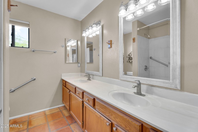 28-web-or-mls-1307 E Galvin-25