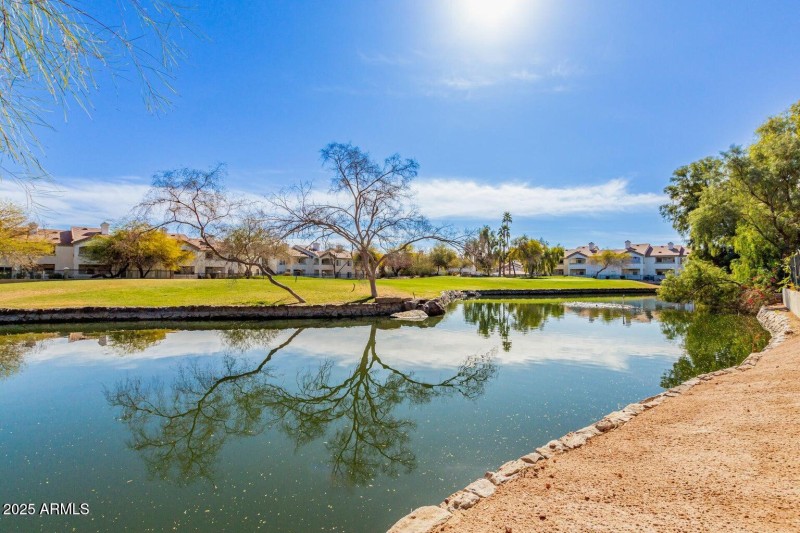 Lakefront Golf Setting