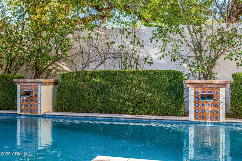 Pool water feature