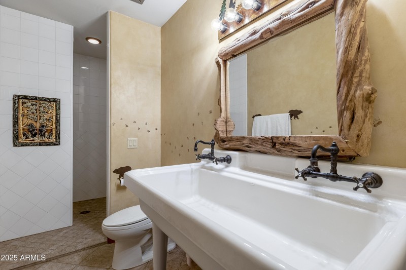 Guest bathroom 4
