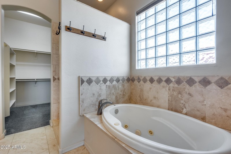 Master Soaking Tub