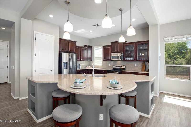 HUGE ISLAND/BREAKFAST BAR