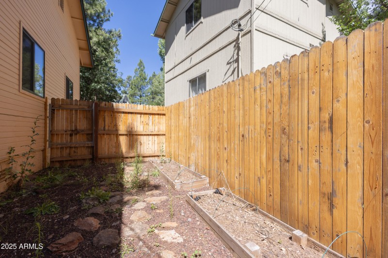 335 Sandia Cir 023